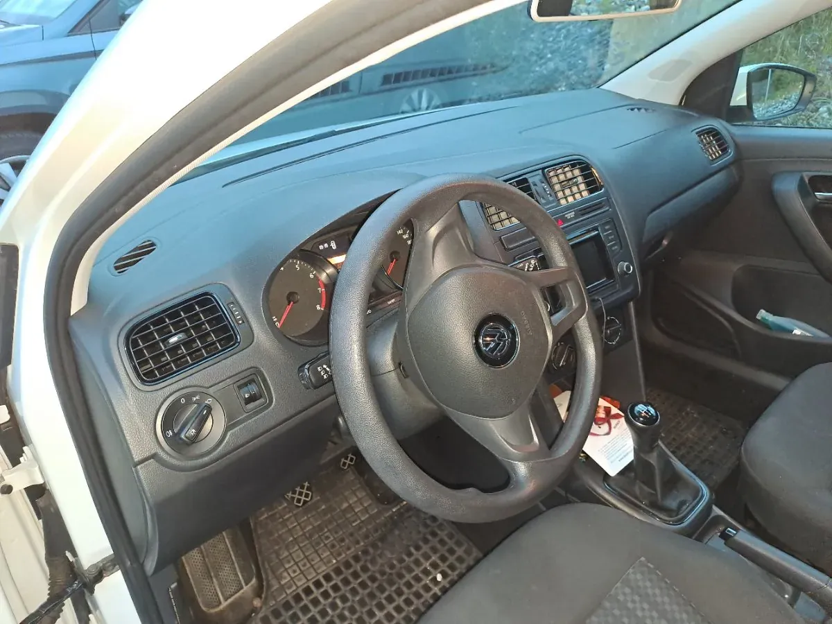 Volkswagen Polo 2015 photo 2