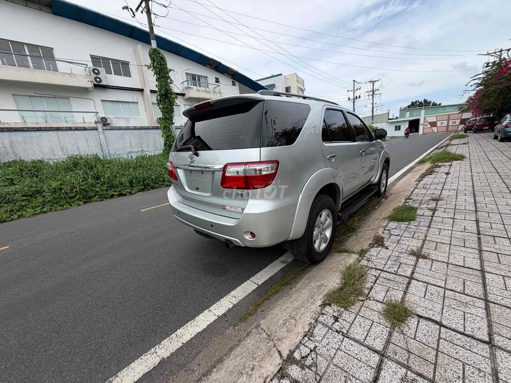 Toyota Fortuner 2010 photo 4