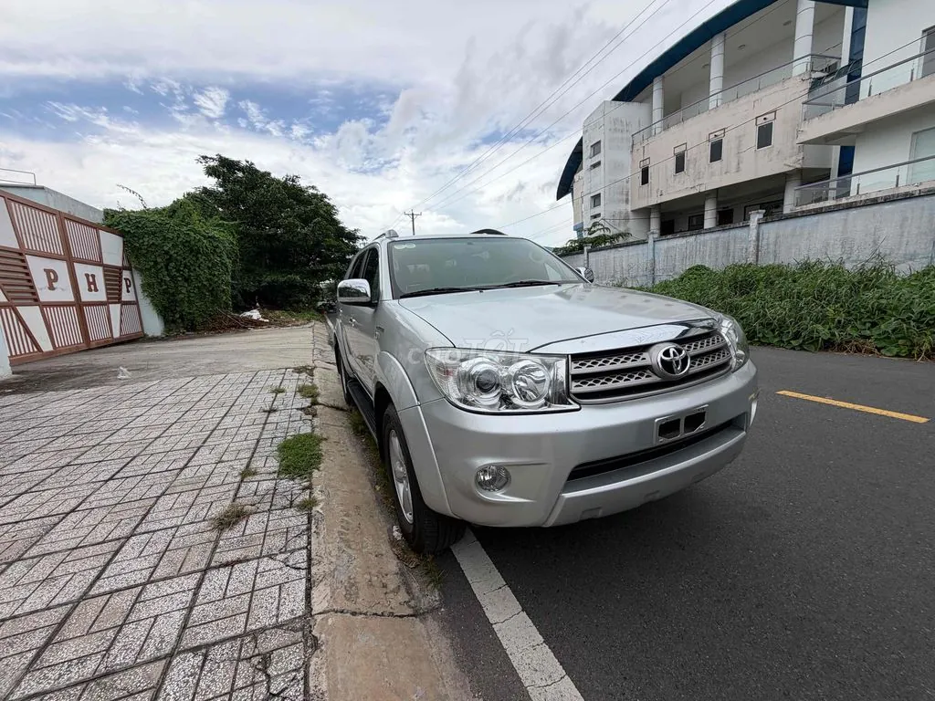 Toyota Fortuner 2010 photo 2