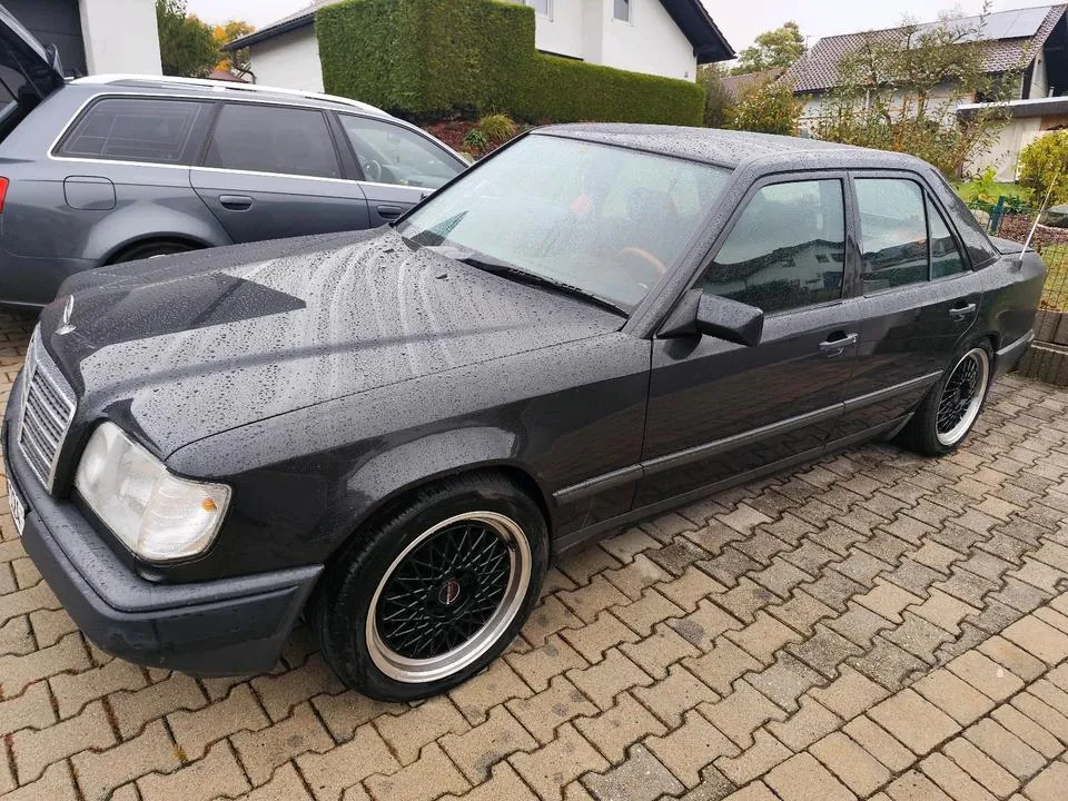 Mercedes-Benz 230E