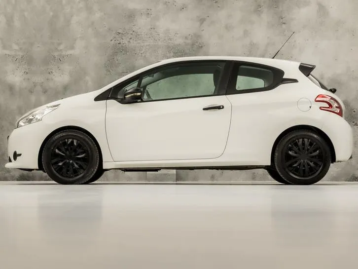 Peugeot 208 2013 photo 2