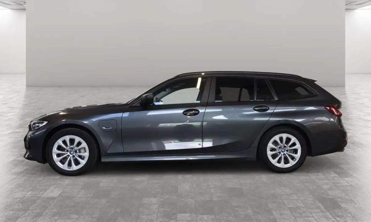 BMW 3 Series 2022 photo 2