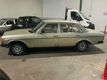 Mercedes-Benz 230E 1983 photo 2