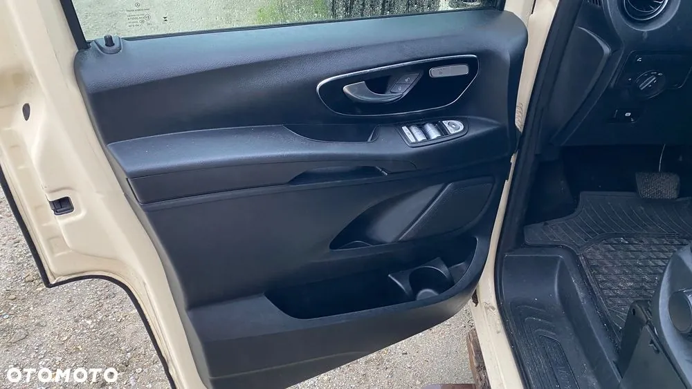 Mercedes-Benz V-Class 2023 photo 4