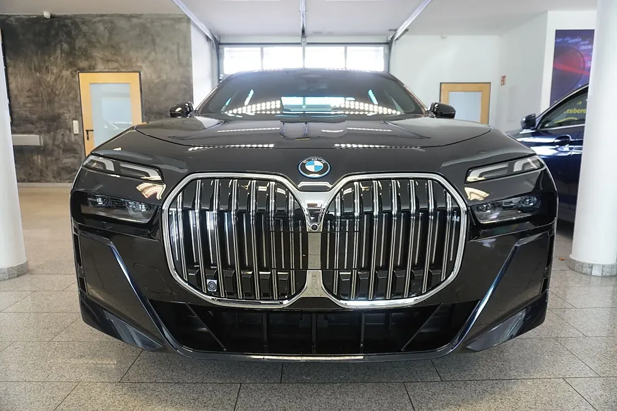 BMW 7 Series 2023 photo 2