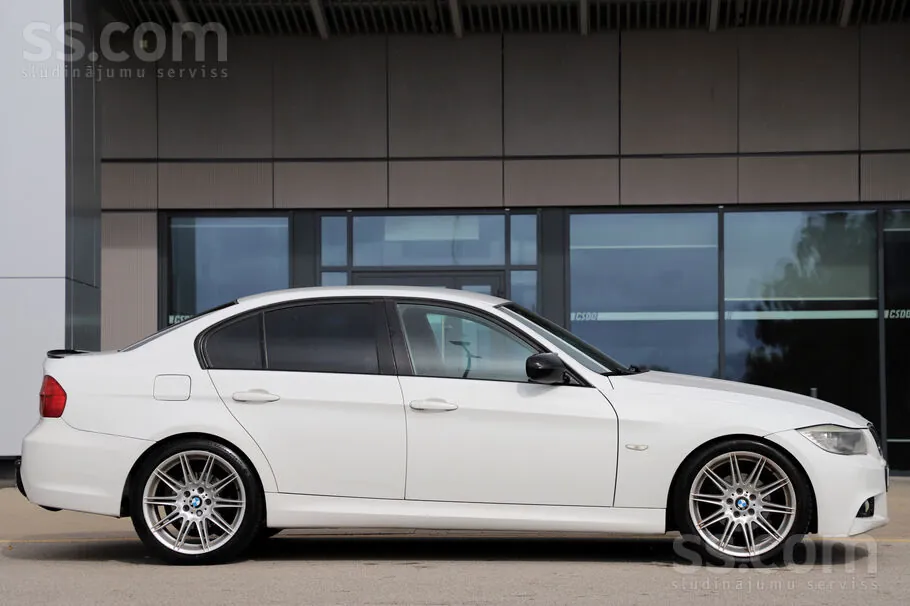 BMW 318 2009 photo 5