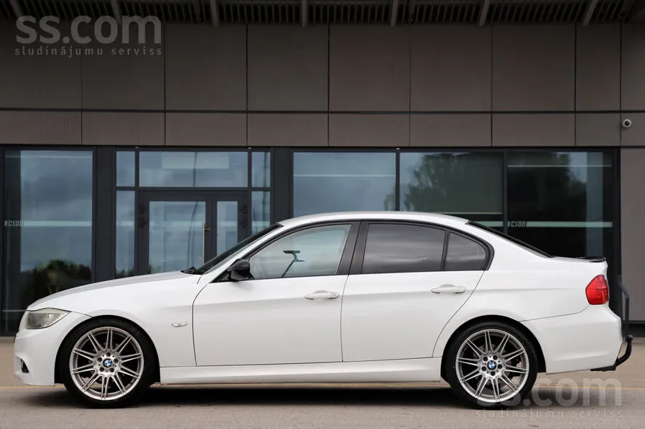 BMW 318 2009 photo 2