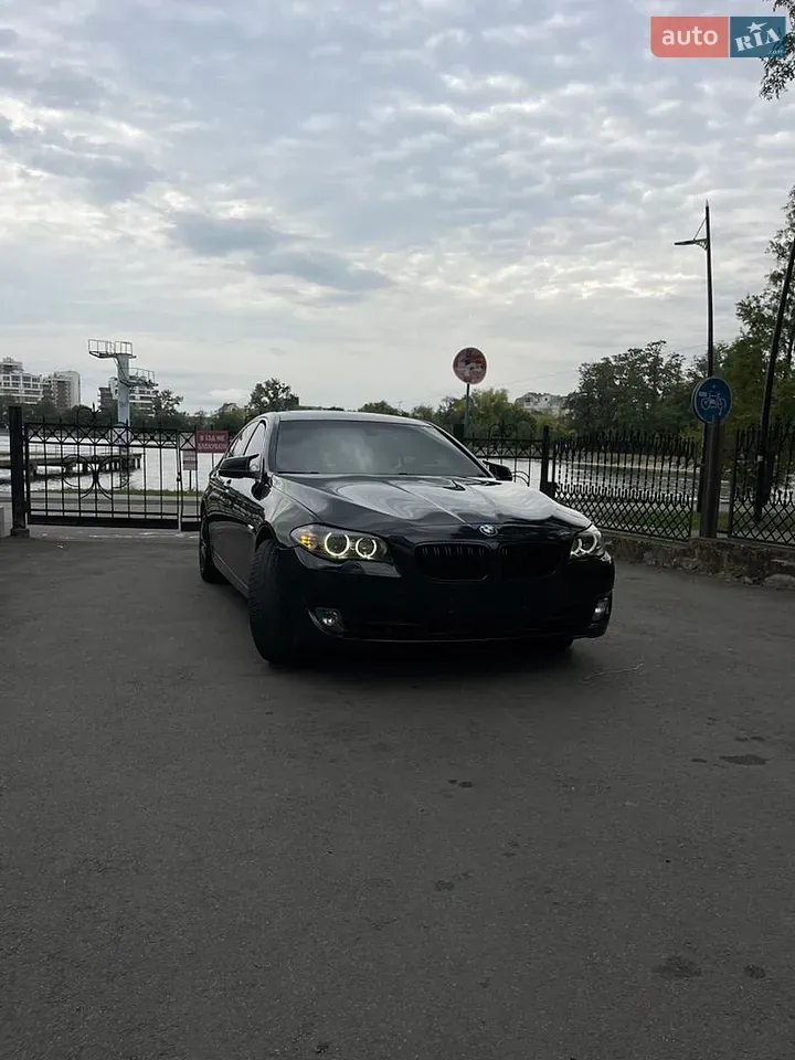 BMW 5 Series 2012 photo 2