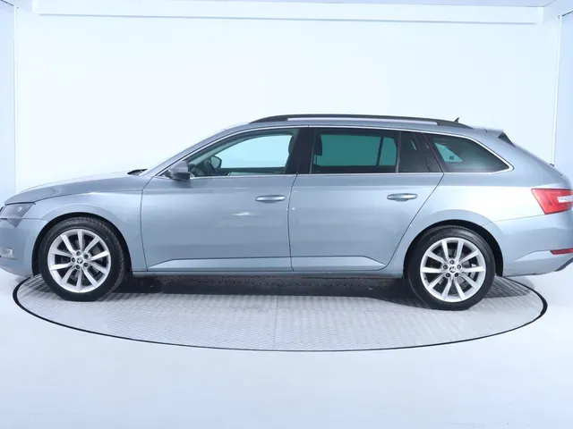 Skoda Superb Combi 2016 photo 2