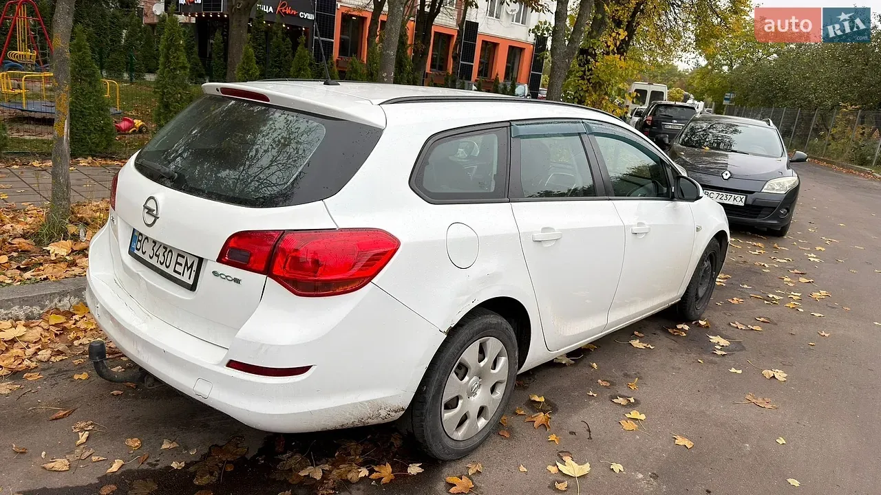 Opel Astra 2011 photo 2
