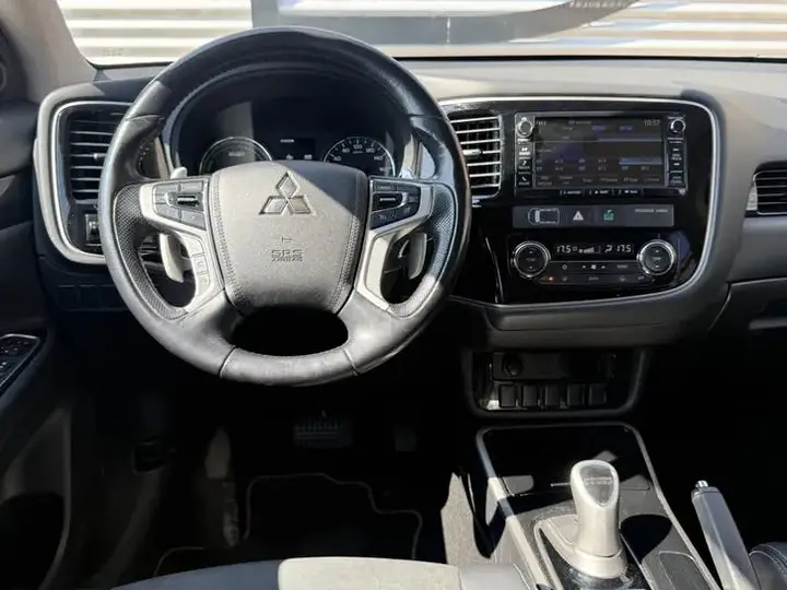 Mitsubishi Outlander 2015 photo 2