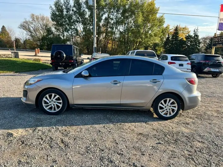 Mazda Mazda3 2012 photo 2