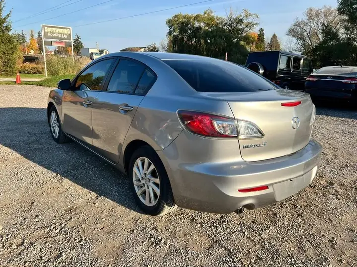 Mazda Mazda3 2012 photo 3
