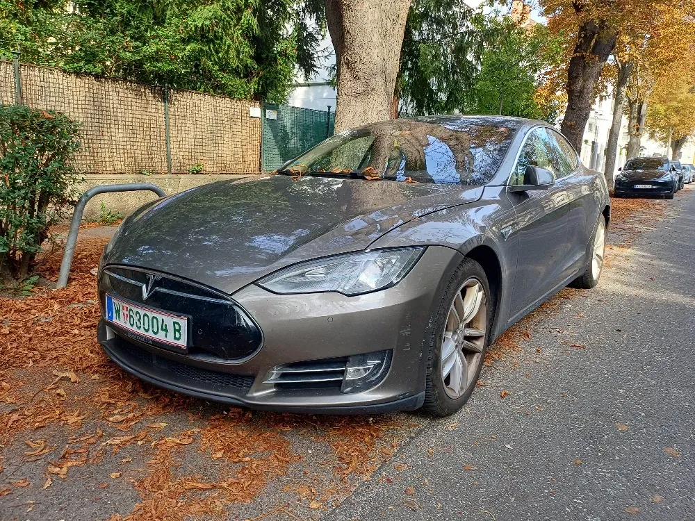 Tesla Model S 2015 photo 2