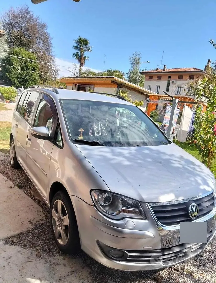 Volkswagen Touran 2009 photo 2