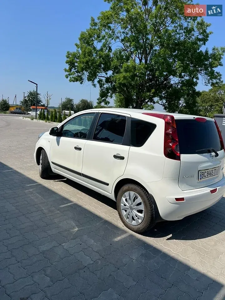 Nissan Note 2011 photo 4