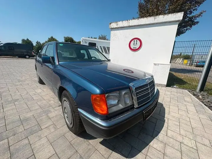 Mercedes-Benz 220