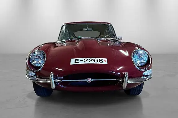 Jaguar E-Type 1968 photo 2