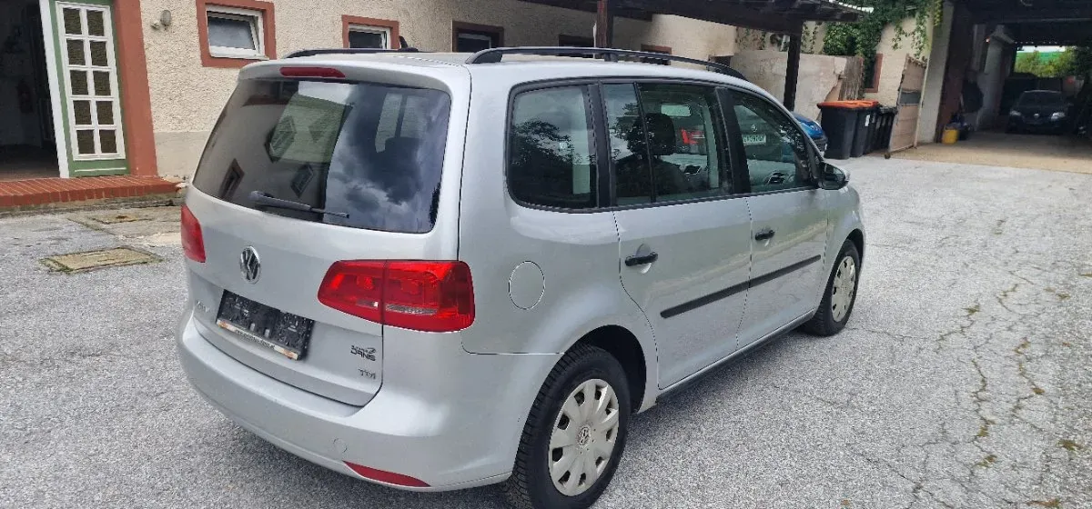 Volkswagen Touran 2011 photo 2