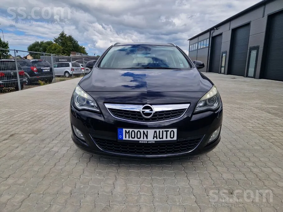 Opel Astra 2011 photo 2
