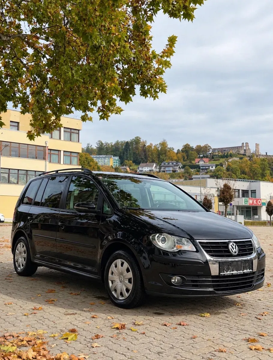 Volkswagen Touran 2010 photo 2