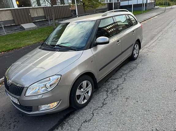 Skoda Fabia 2012 photo 2