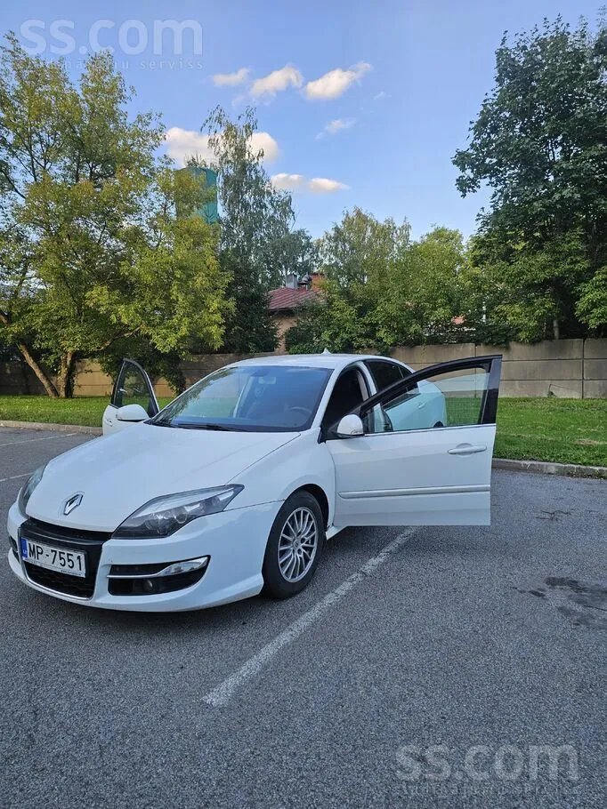 Renault Laguna 2012 photo 2