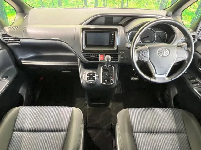 Toyota Voxy 2015 photo 2