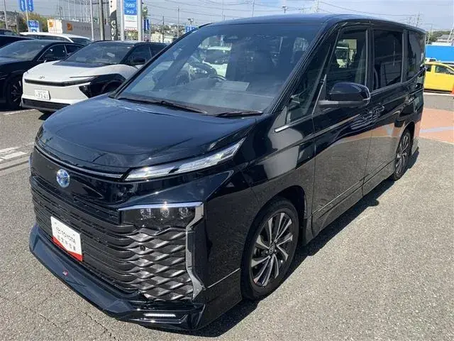 Toyota Voxy 2022 photo 2