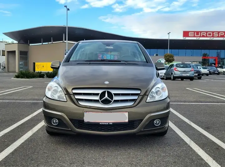 Mercedes-Benz B-Class 2011 photo 2