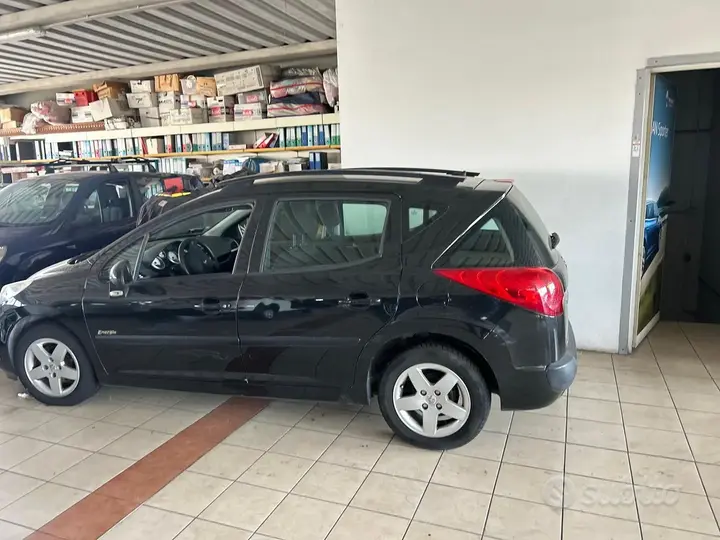 Peugeot 207 2011 photo 3