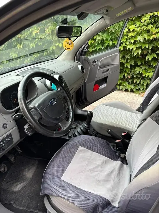 Ford Fusion 2003 photo 2
