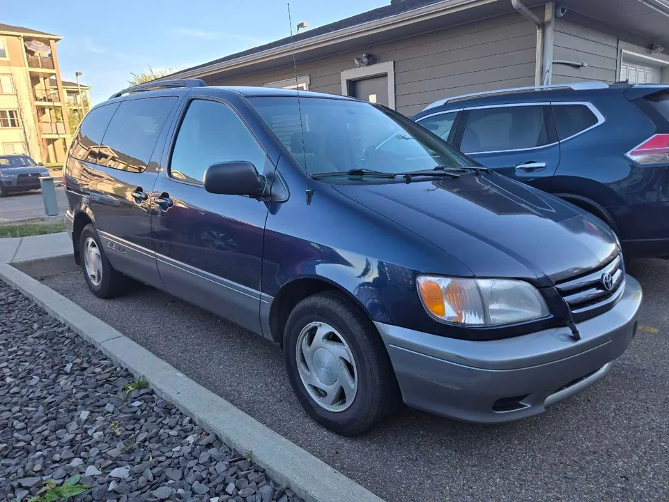 Toyota Sienna 2001 photo 2