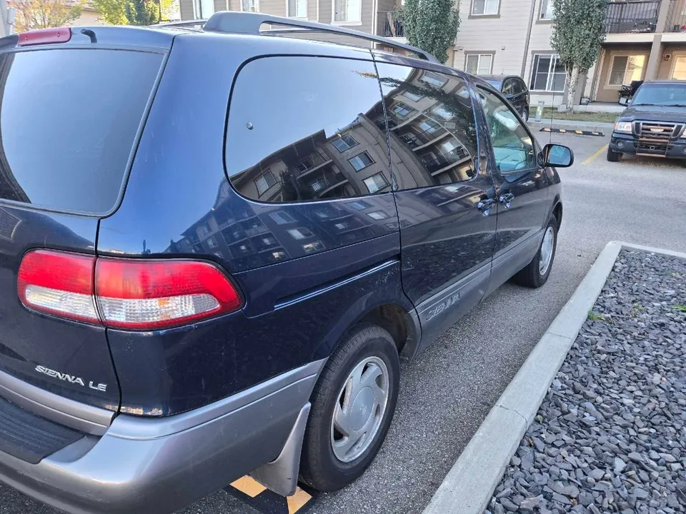 Toyota Sienna 2001 photo 3