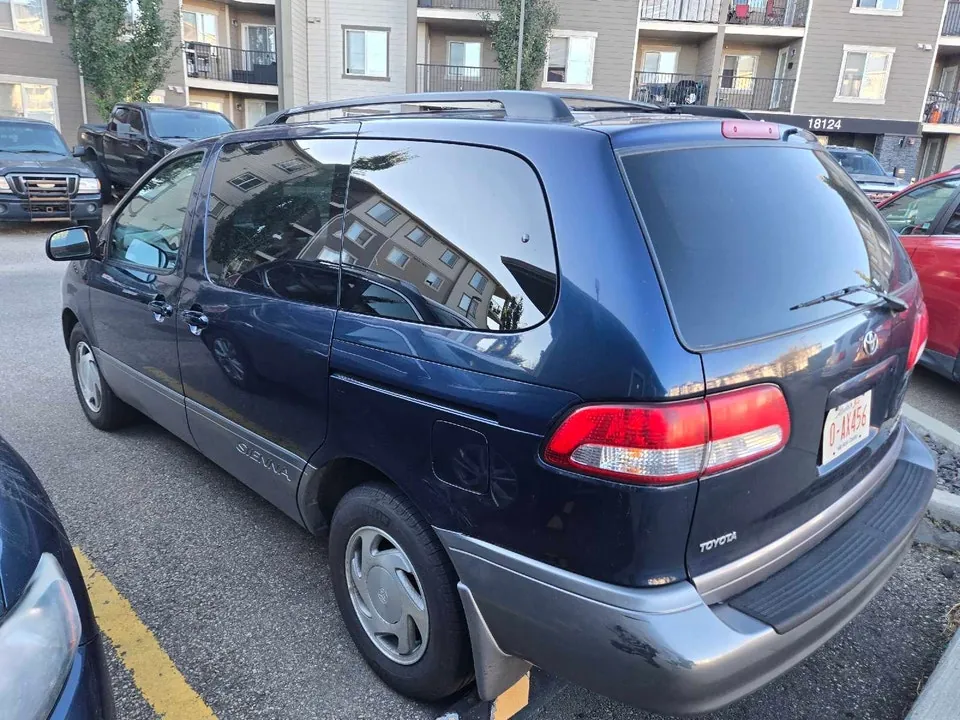 Toyota Sienna 2001 photo 4