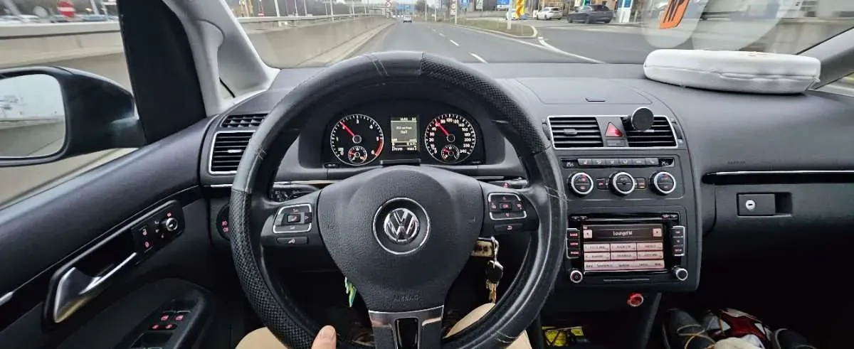 Volkswagen Touran 2012 photo 3