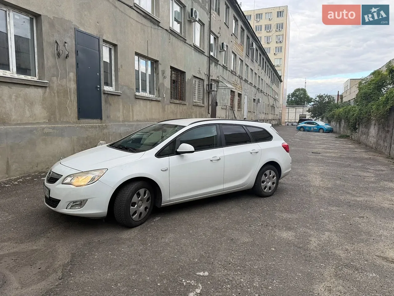 Opel Astra 2012 photo 2