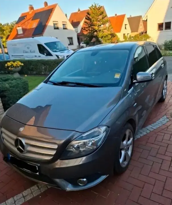 Mercedes-Benz B 180