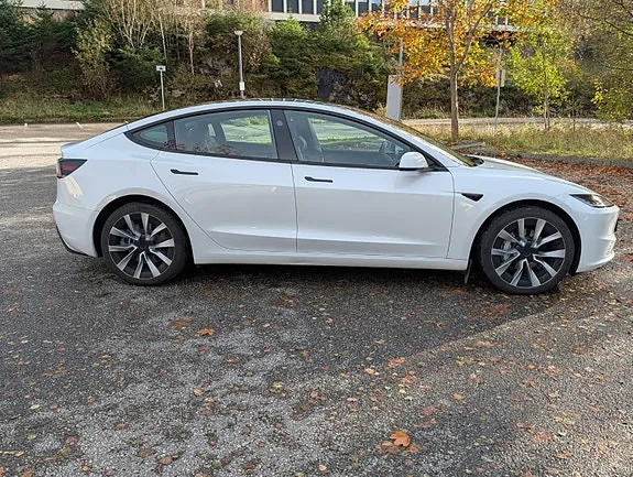 Tesla Model 3 2025 photo 4