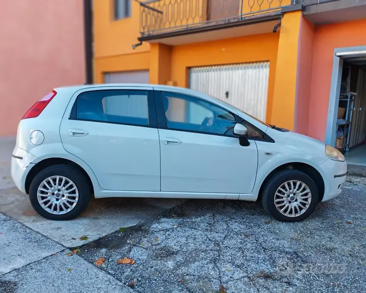 Fiat Grande Punto 2009 photo 2