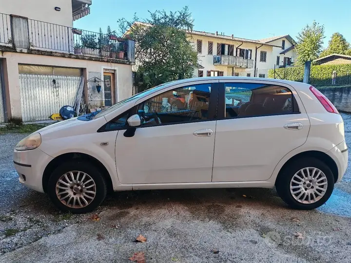 Fiat Grande Punto 2009 photo 4