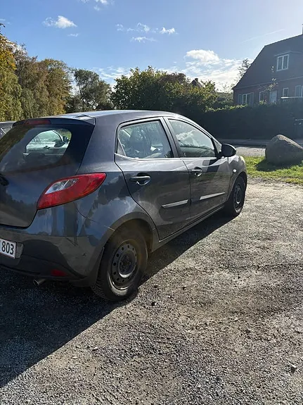 Mazda 2 2010 photo 4