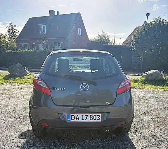 Mazda 2 2010 photo 3
