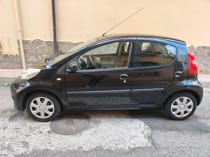 Peugeot 107 2010 photo 2