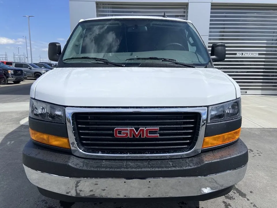 GMC Savana 2025 photo 2