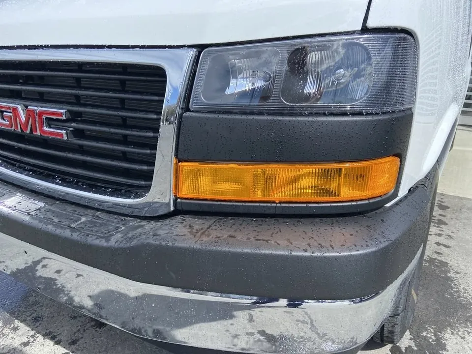 GMC Savana 2025 photo 3