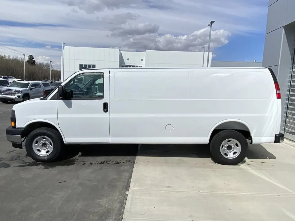 GMC Savana 2025 photo 5