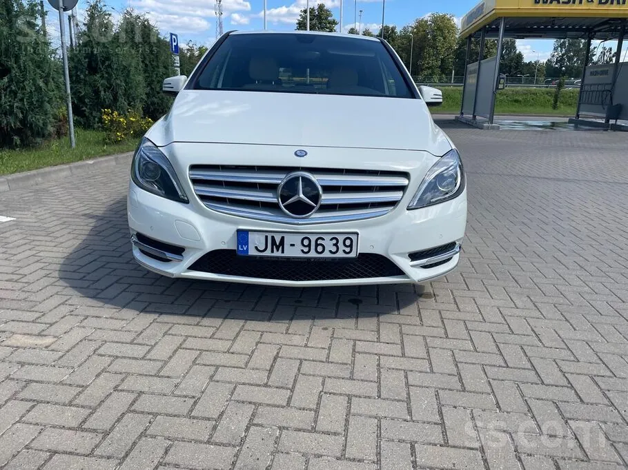 Mercedes-Benz B180 2014 photo 2