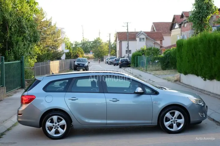 Opel Astra J 2012 photo 5