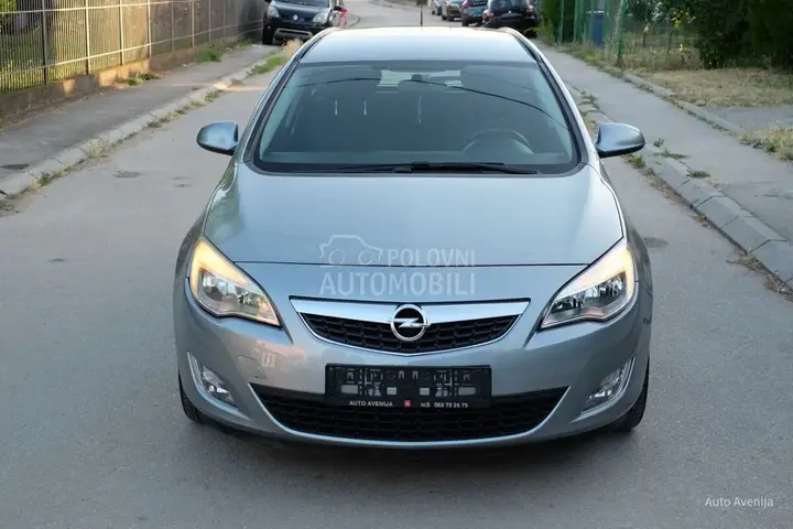 Opel Astra J 2012 photo 2